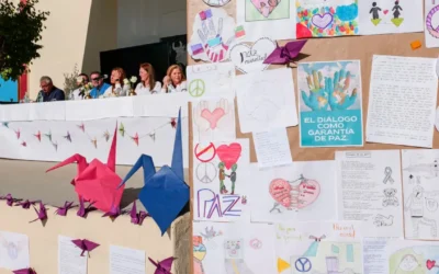 La iniciativa #BanderasBlancas reúne a la infancia en un abrazo simbólico por la paz mundial