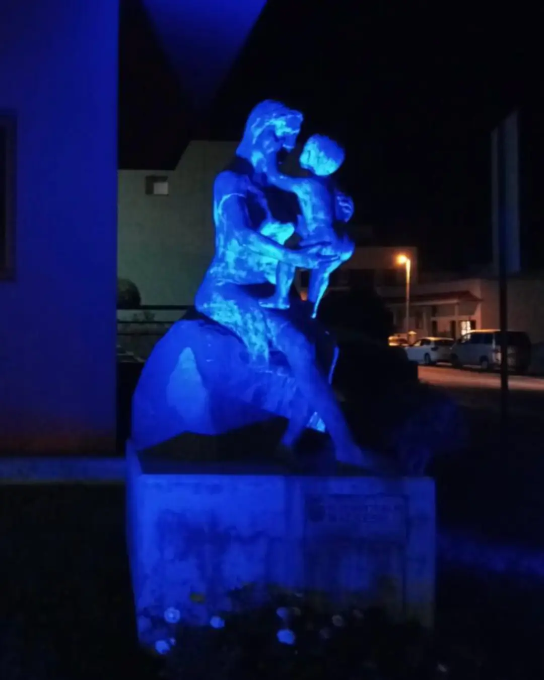 estatua-madre-azul-brena-baja-la-palma